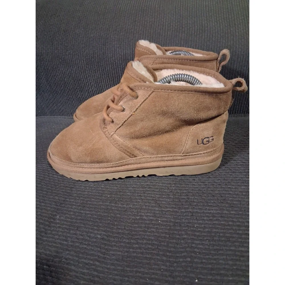 UGG Neumel II Graphic Boys Boots Size‎ 4 Chestnut Youth's Shoes 1120703K